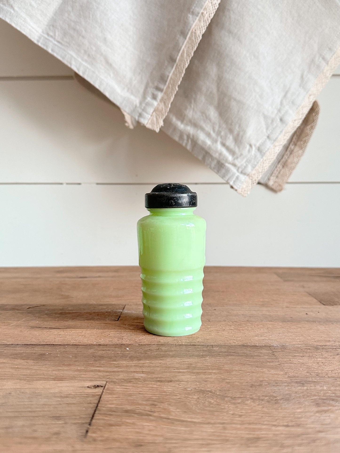 Vintage Jeanette Jadeite Shaker