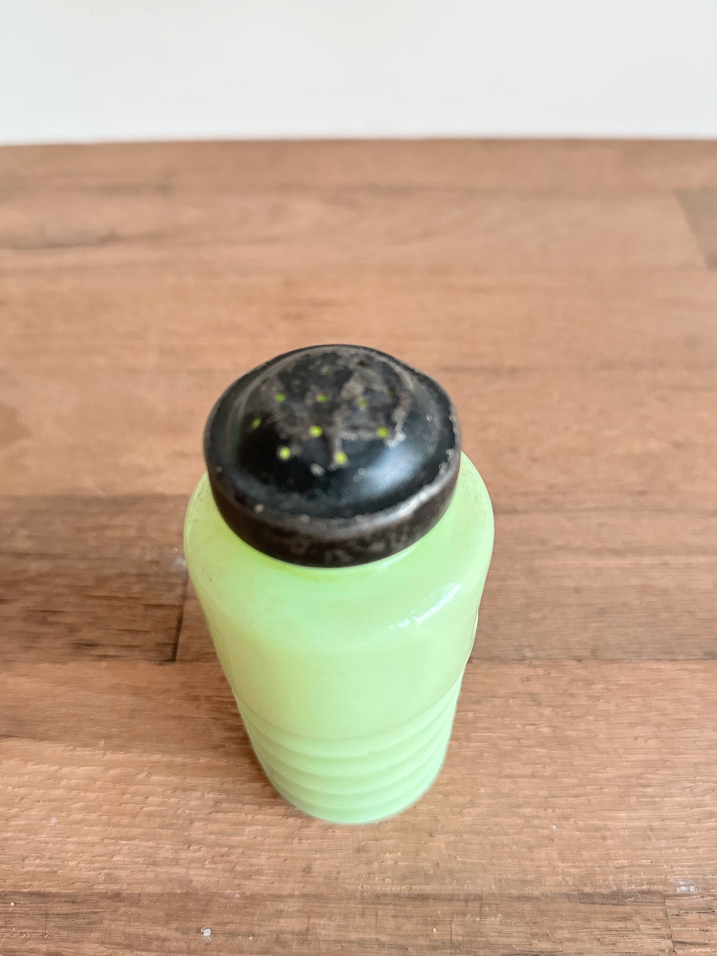 Vintage Jeanette Jadeite Shaker