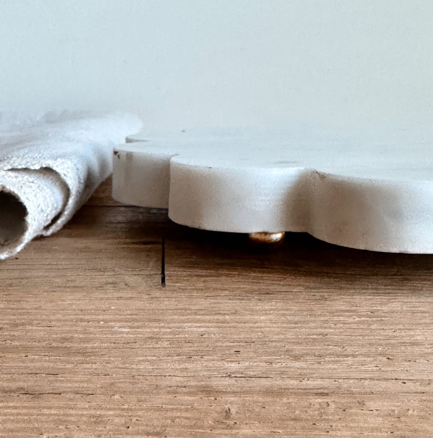 Scalloped Round Marble Trivet