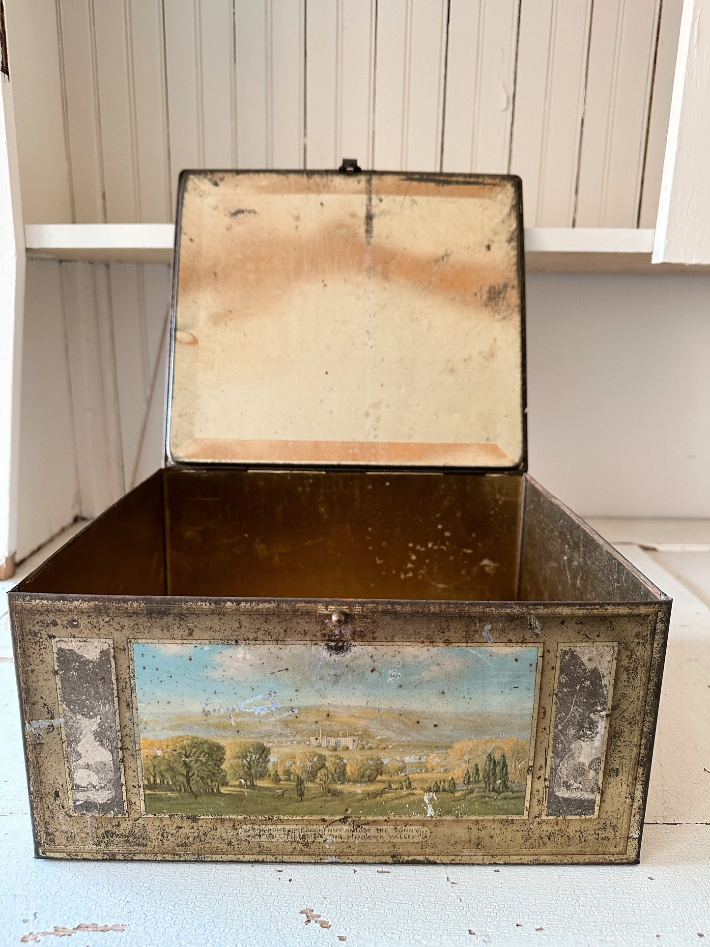 Beautiful Vintage Tin