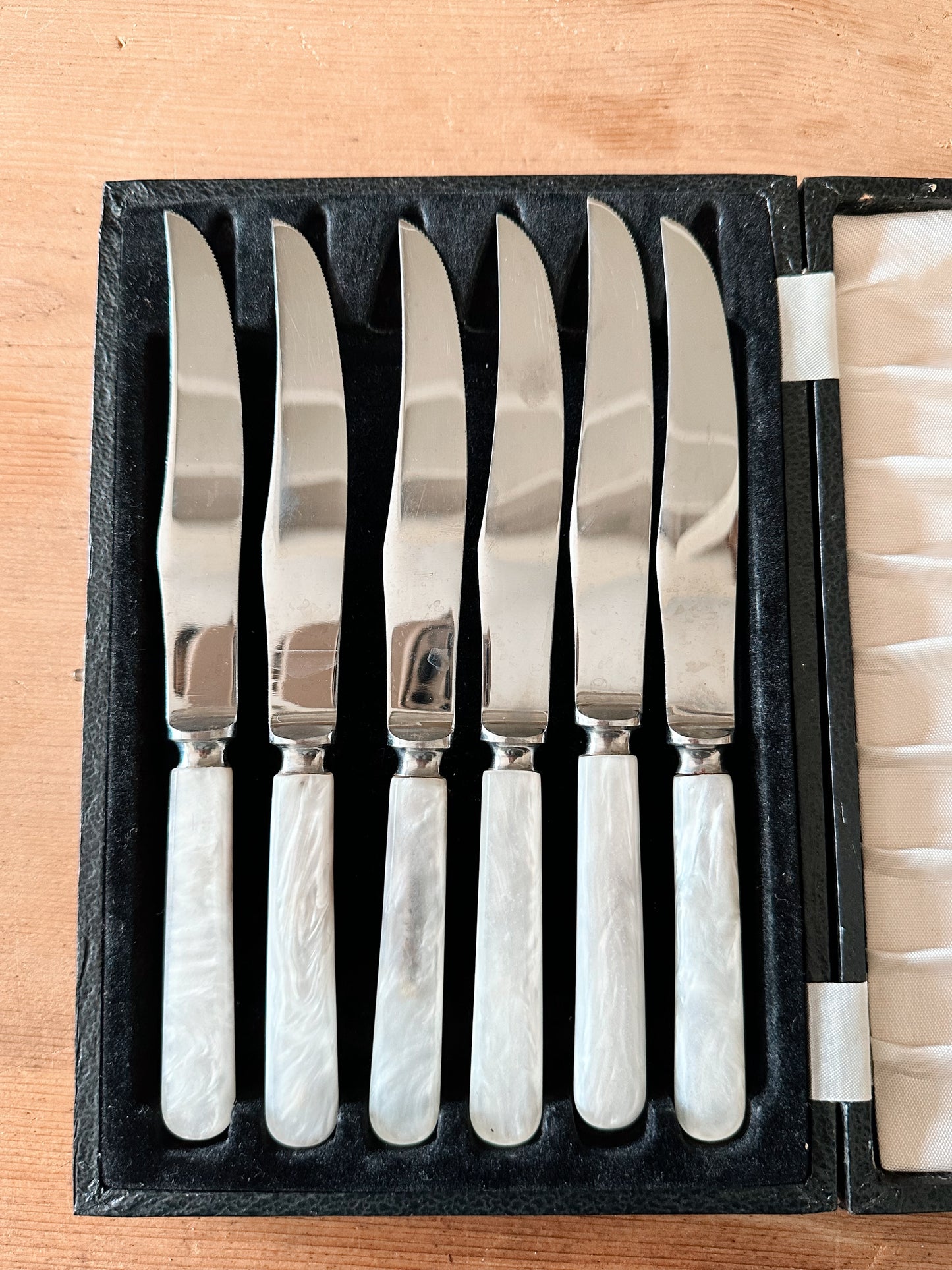 Set of 1940s Vintage English Serrated Dinner Knives