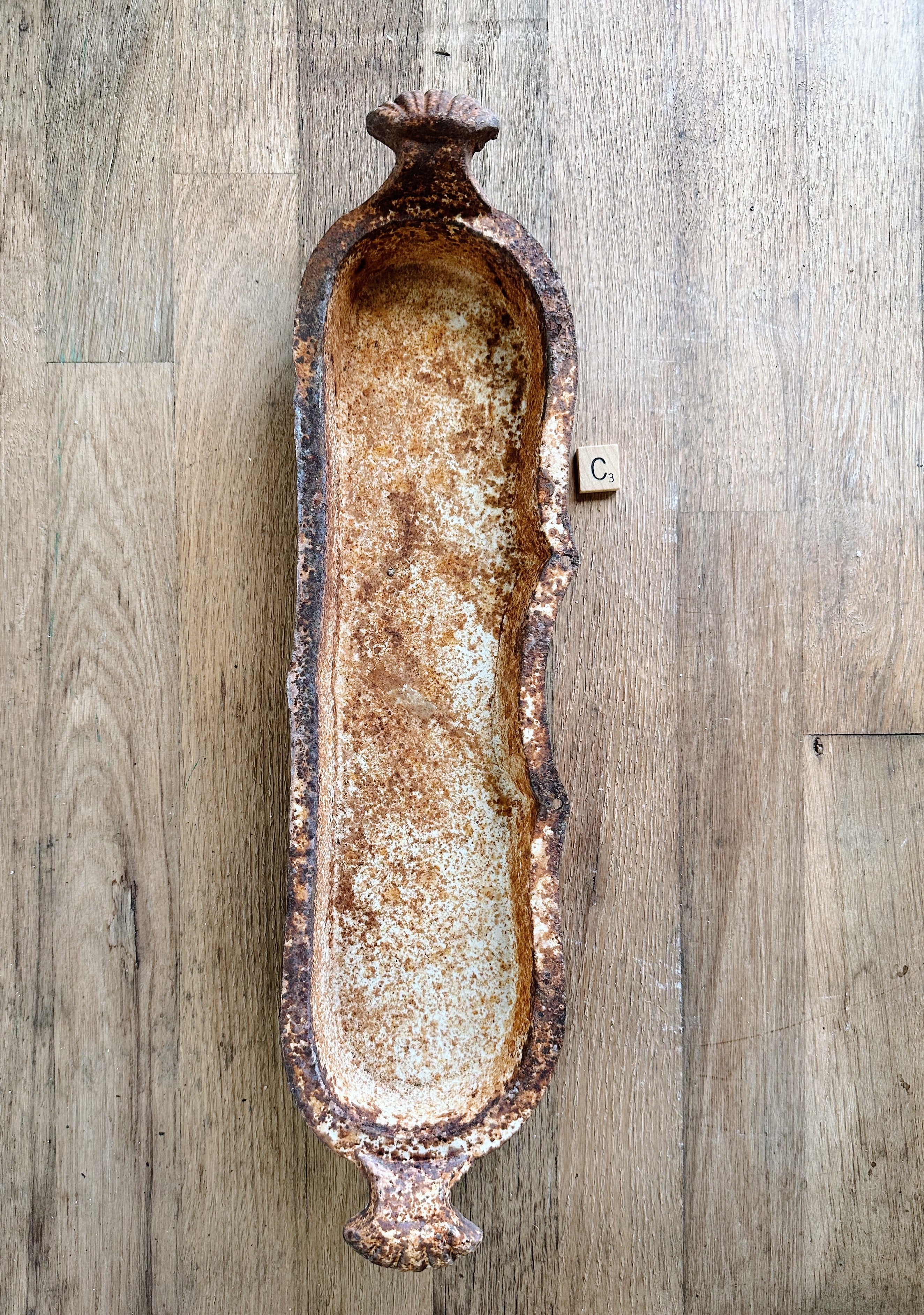 Chippy, Rusty Cast Iron Tray (pots not included)